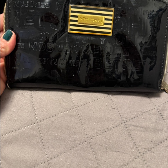 Betsey Johnson Black Pouch with Gold Heart Charm - Picture 2 of 10